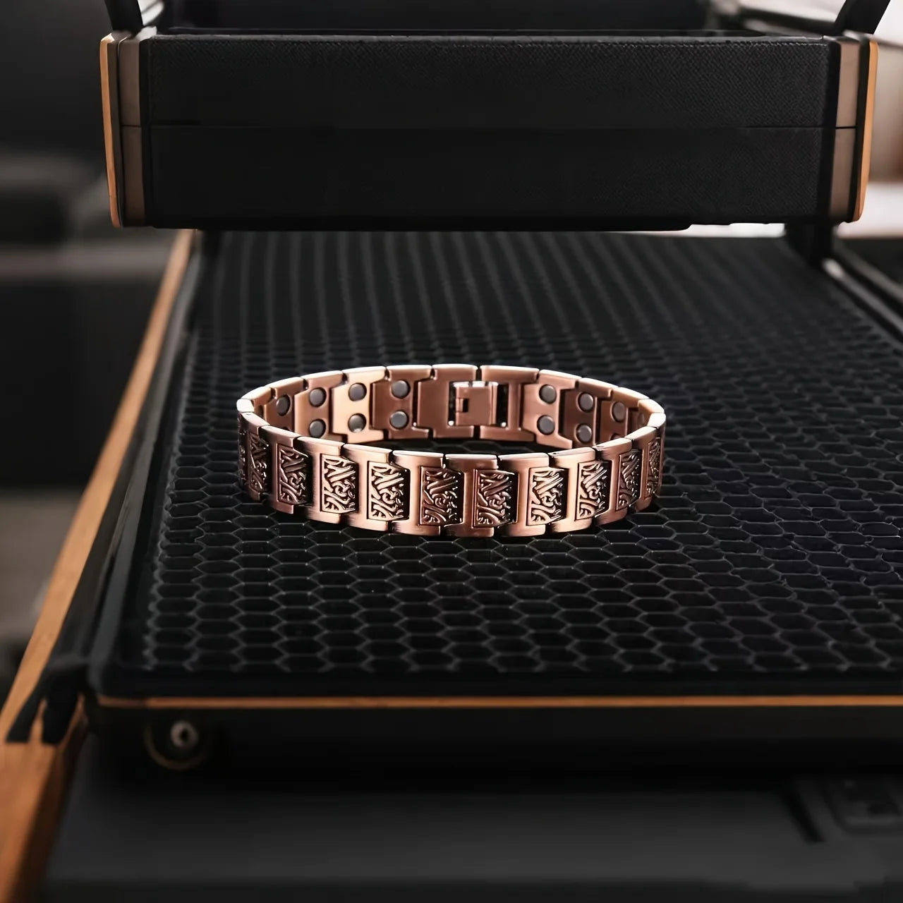 Pulseira magnética de cobre ajustável para homens e mulheres – presente de joia de terapia hipoalergênica com ferramenta de dimensionamento, detalhes pretos modernos